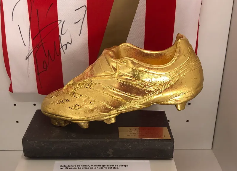Ilustrasi trofi Golden Boot atau Sepatu Emas pencetak gol terbanyak
