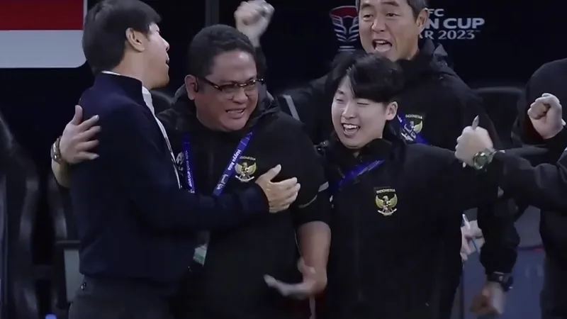 Staf pelatih Timnas Indonesia bersorak di pinggir lapangan pada Piala Asia AFC