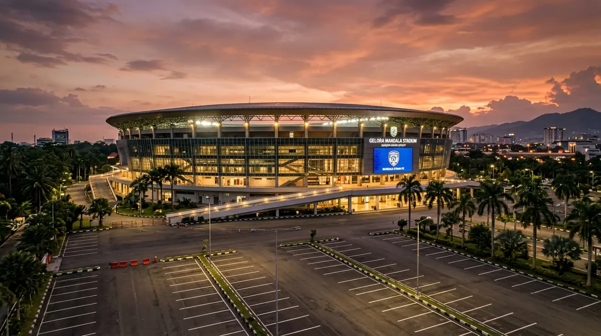 Stadion sepak bola modern di kota tropis Indonesia saat senja