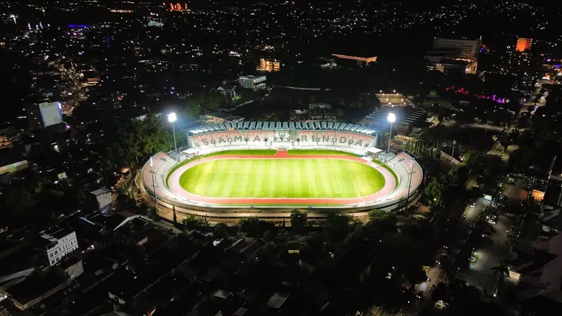 Stadion Segiri Samarinda dari udara pada malam hari