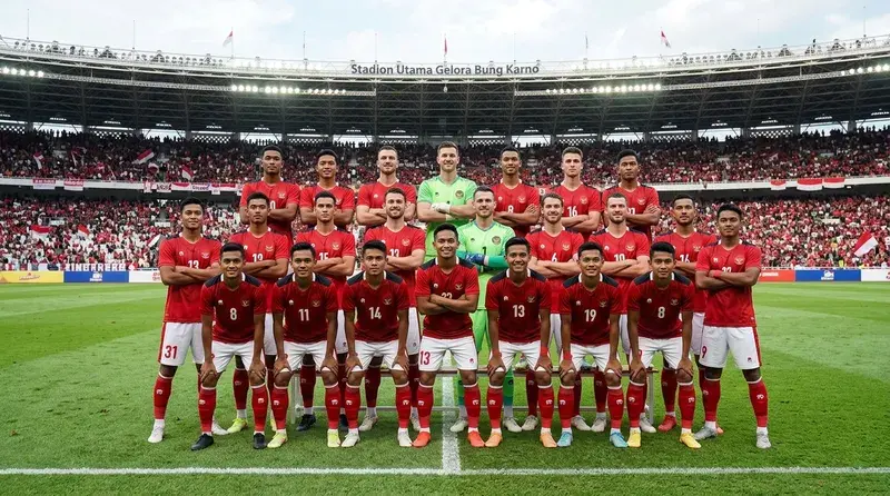 Ilustrasi skuad timnas Indonesia dengan pemain naturalisasi keturunan Belanda berseragam merah putih di lapangan sepak bola