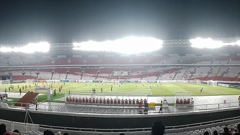 Interior Stadion Utama Gelora Bung Karno Jakarta pada malam pertandingan