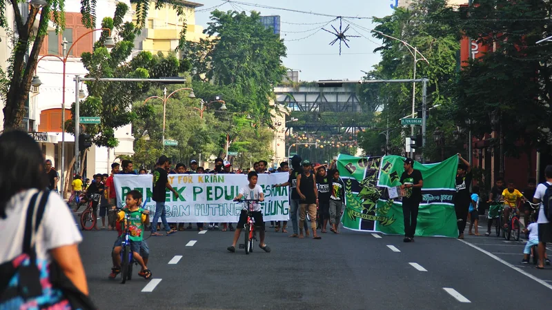 Bonek, suporter Persebaya Surabaya, menggelar aksi di jalanan kota Surabaya