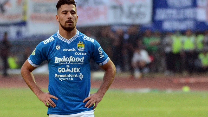 Jonathan Bauman mengenakan seragam Persib Bandung