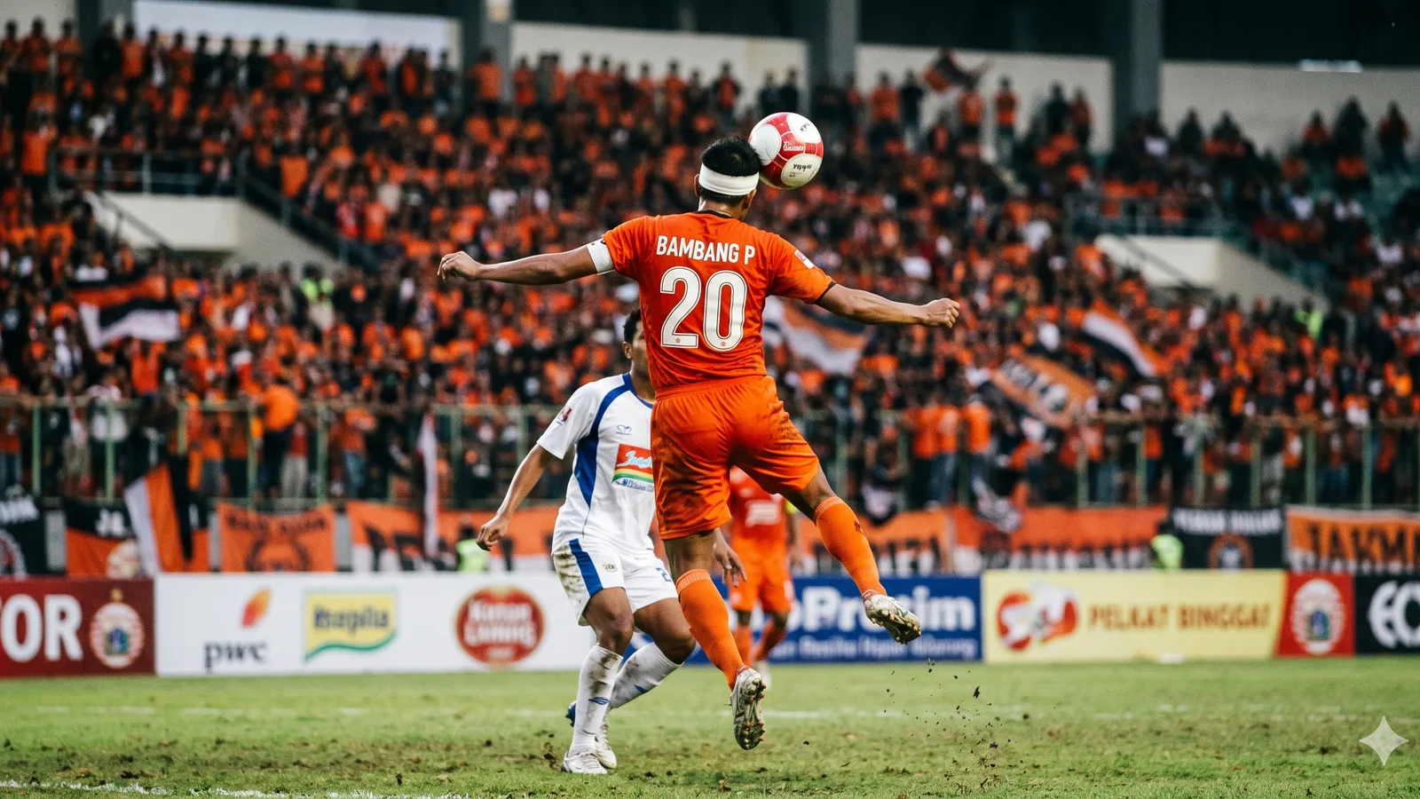 Bambang Pamungkas dengan jersey Timnas Indonesia nomor 20