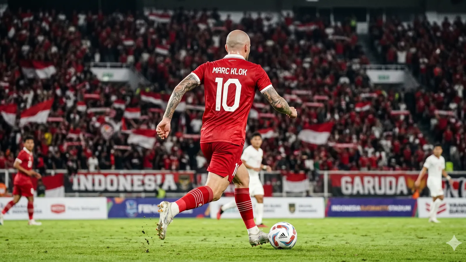Marc Klok beraksi di pertandingan