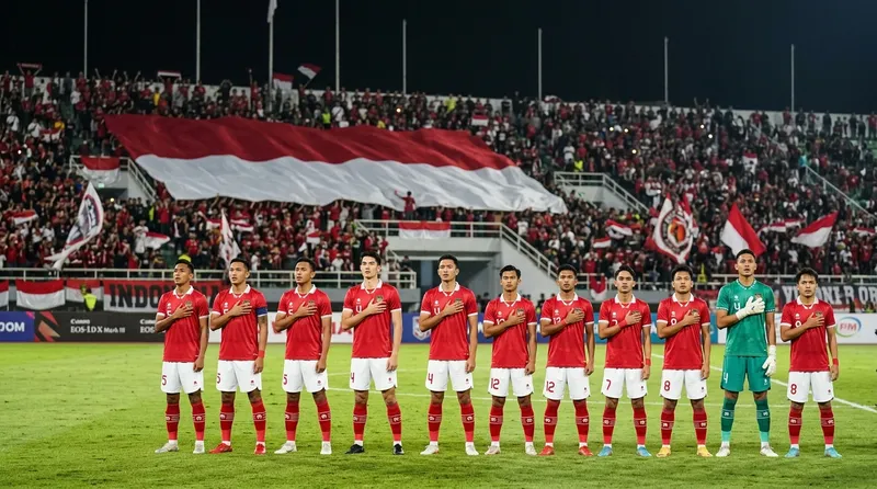 Pemain Timnas Indonesia berbaris menyanyikan lagu kebangsaan sebelum pertandingan
